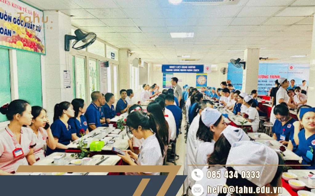 Bữa cơm công đoàn là  bữa ăn tập thể, được tổ chức vào các dịp đặc biệt như Tháng Công nhân, kỷ niệm thành lập công ty, tổng kết cuối năm