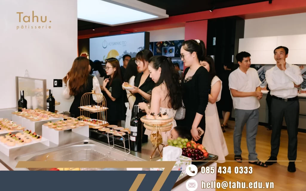 Kết hợp tổ chức tiệc và quà bánh mang về 
