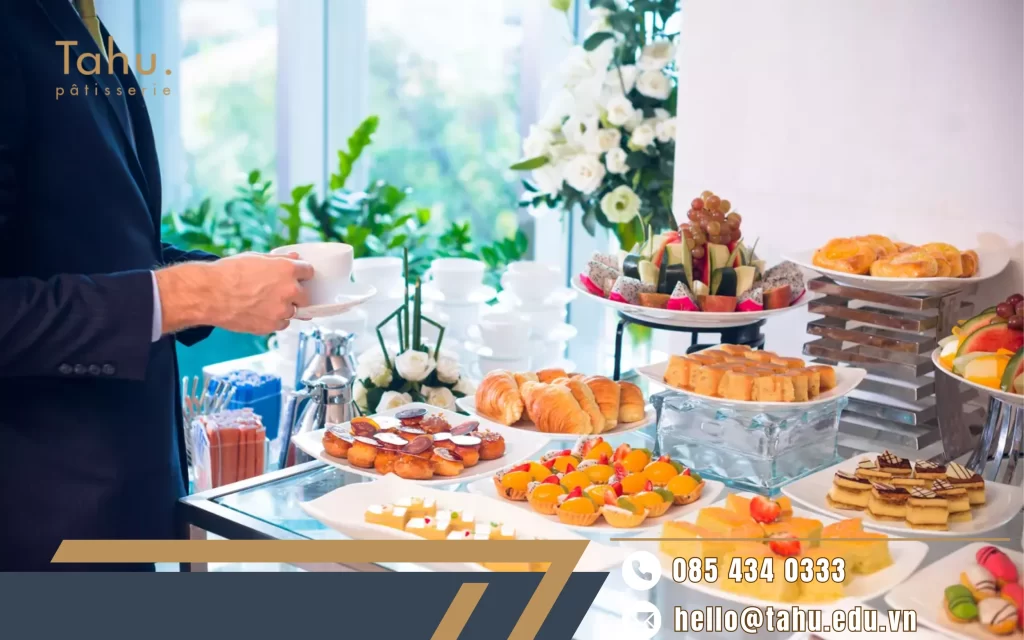 Xu hướng tiệc họp báo 2025 là tối giản nhưng chỉn chu