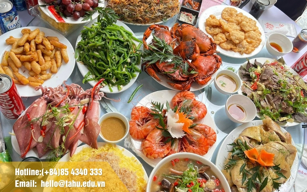 Bàn tiệc cưới giá bình dân