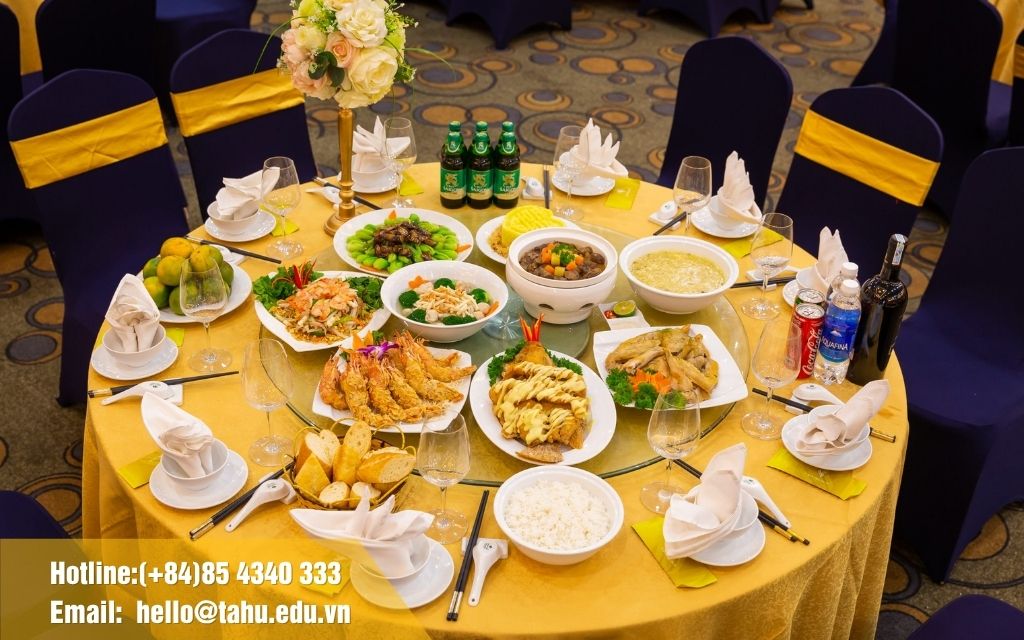 Bàn tiệc cưới tầm trung với thực đơn đa dạng