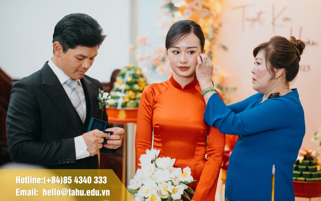 Trao quà mừng cho cô dâu